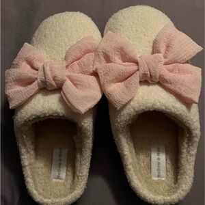Brand new (Just took tags off) Bow slippers